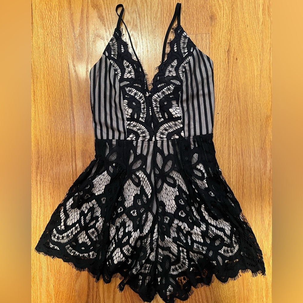 San Souci Black Lace Sleeveless Romper Small